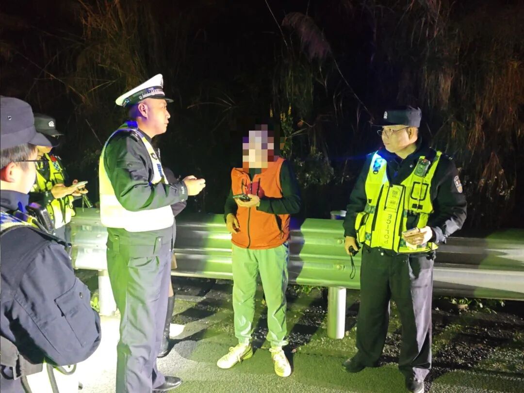 “天塌了”!高速上定速巡航失灵,小车时速超90狂奔500公里,交警接力救援 “天塌了”!高速上定速巡航失灵,小车时速超90狂奔500公里,交警接力救援