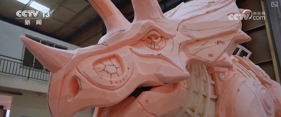 “新年兽”变身文旅市场“流量主角” “智能制造”为年味儿增添科技奇幻色彩