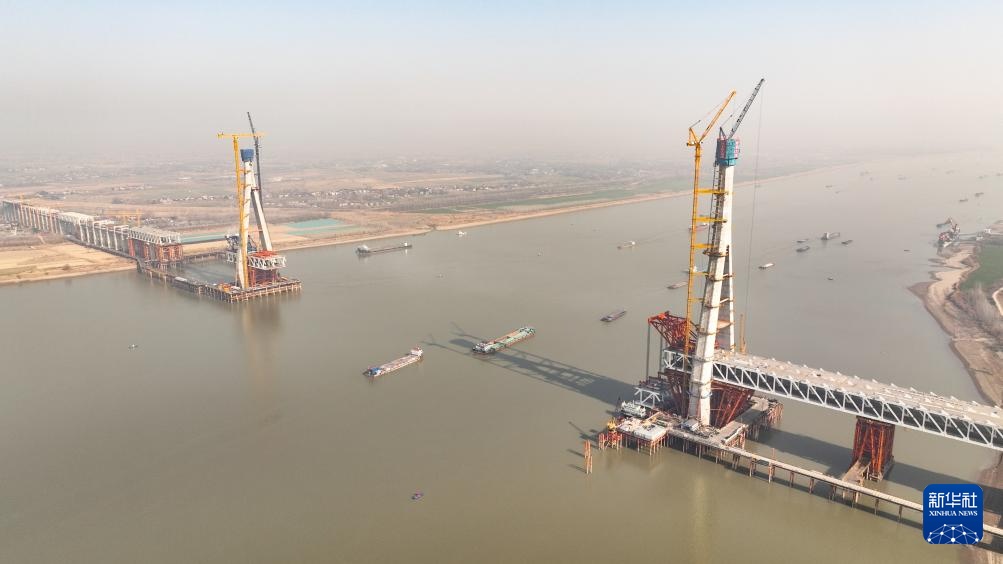 安徽池州长江公铁大桥首个主塔成功封顶