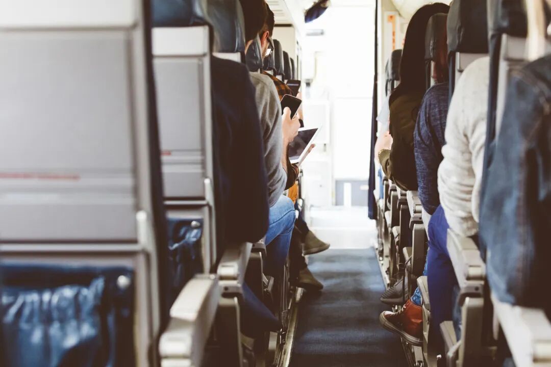 飞机上睡一觉，现金和信用卡都没了！东南亚航班上不少人有类似遭遇