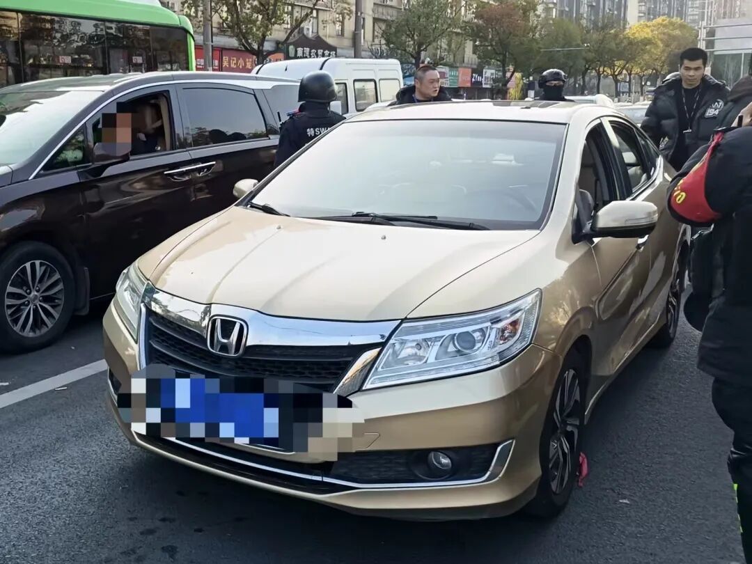 浙江男子驾车被民警在街头截停，后排脚垫下竟藏着两根价值十多万的金条