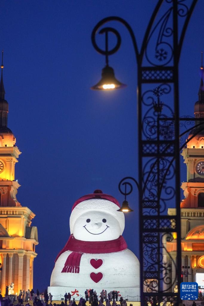 雪人“暖”北国：黑龙江冰雪季的别样温度