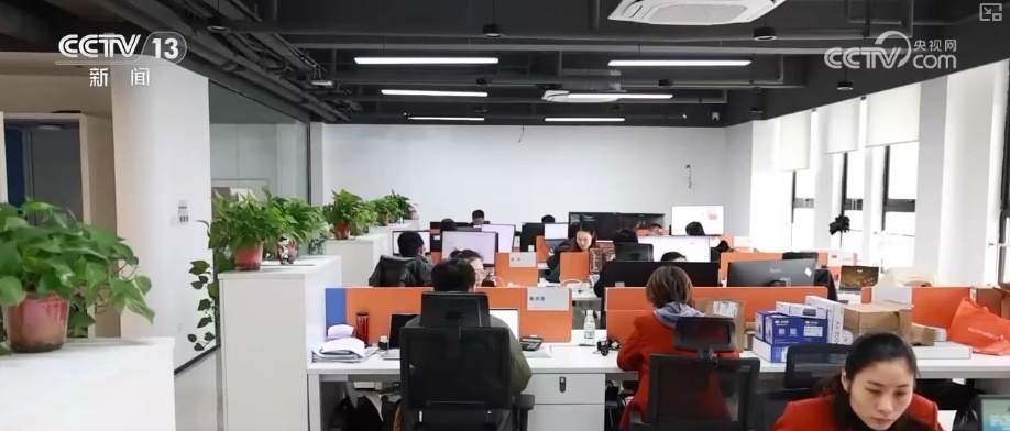 养老“爆款”产品更“轻”更“暖” “硬核”科技给老年人生活添便利