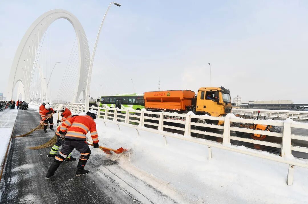 “宜留则留、宜扫则扫”，北京11.2万人次扫雪铲冰，公园广场保留赏雪空间