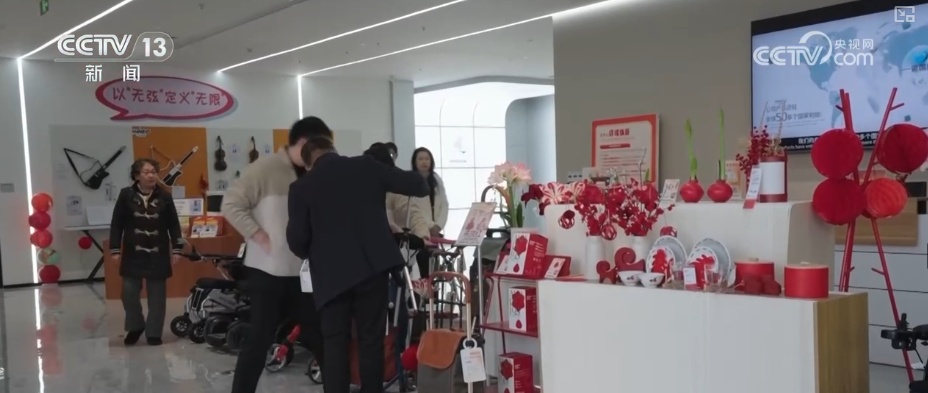 养老“爆款”产品更“轻”更“暖” “硬核”科技给老年人生活添便利