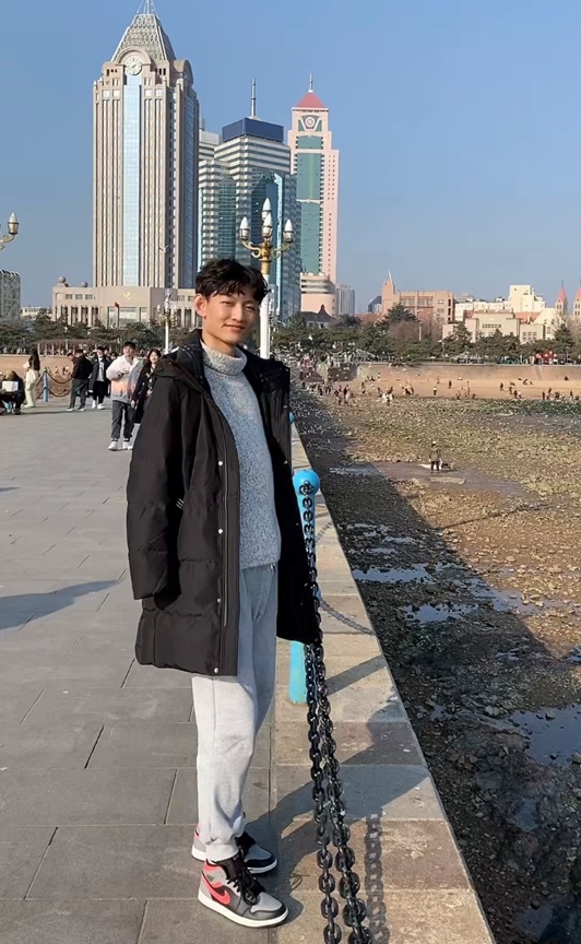 8岁失去双臂，脚上扎满针眼……20年后，他的成就令人叹服！