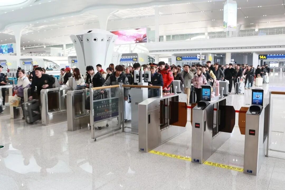 铁路12306平台推出旅客误购限时免费退票服务：支付成功30分钟内且在开车前4小时以上，不收取退票费