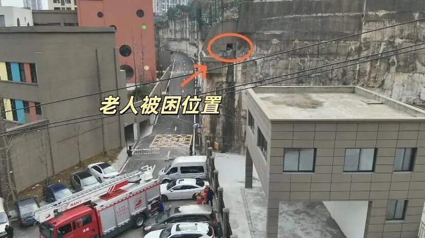 贵州一老人拾荒被困峭壁，消防员成功救援！