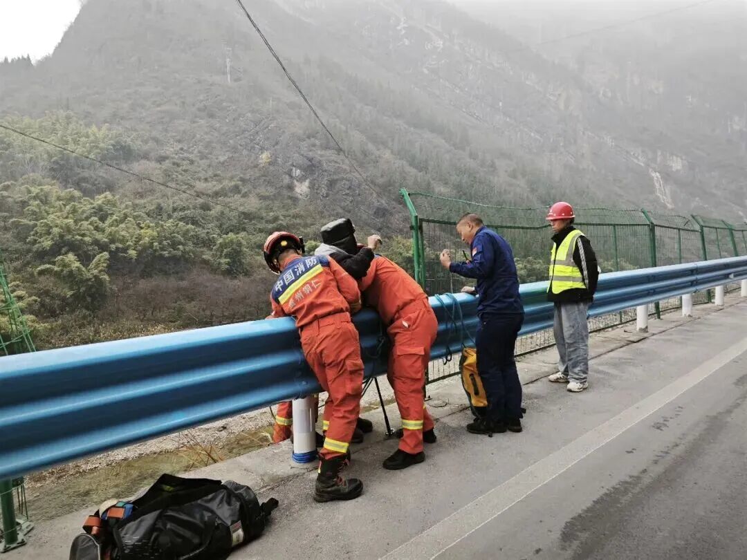 贵州一老人拾荒被困峭壁，消防员成功救援！