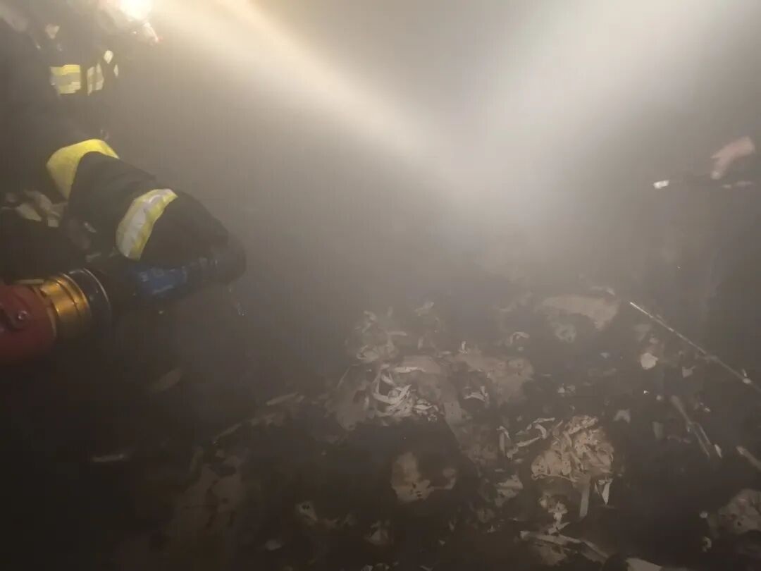 路边货物突然起火，险些引燃房屋！监控拍下这一幕……