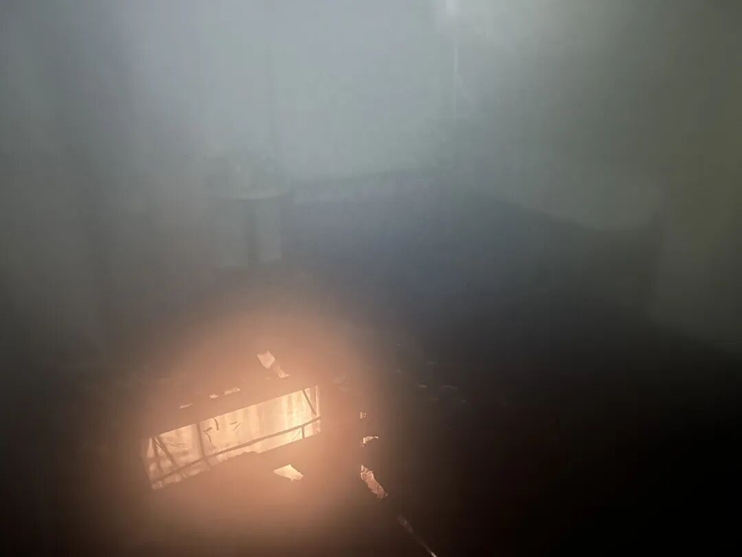 防盗窗锁死逃生路：一场火灾，撕开“三合一”场所的致命谎言