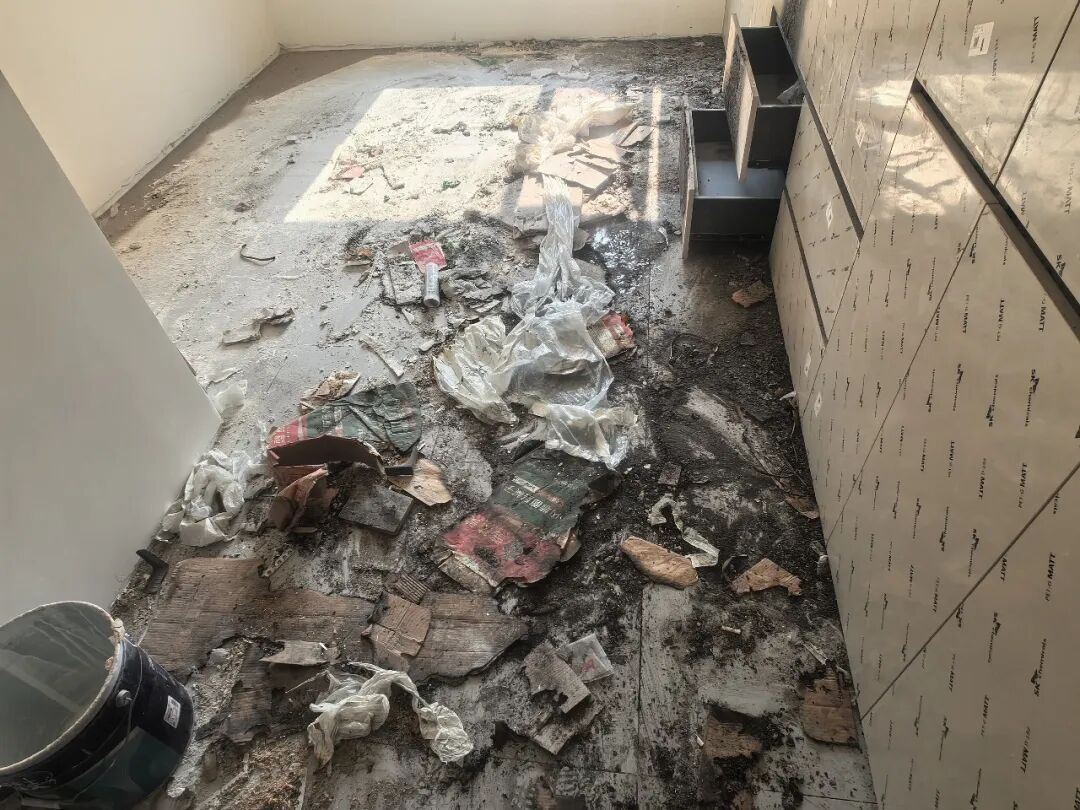 路边货物突然起火，险些引燃房屋！监控拍下这一幕……