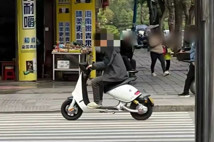 “桂M88888”刚上路，就被热心市民“一键三连”举报，原因是……