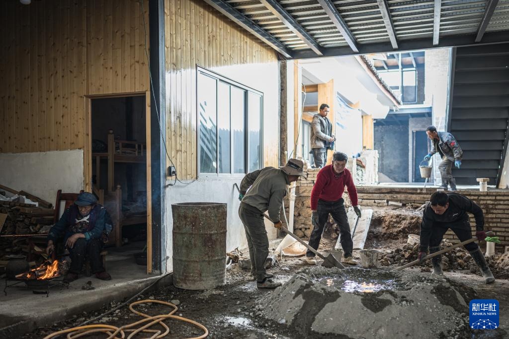 玉龙雪山下的山村变迁