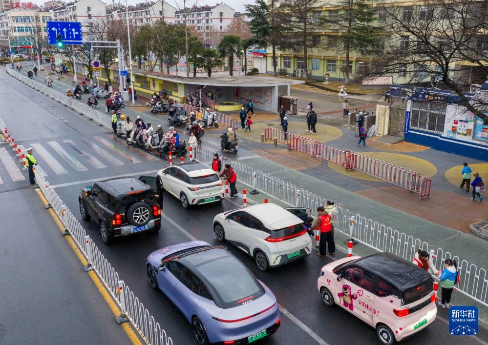 江苏泰州：探索“校门口”治理新路径 让学生舒心家长安心