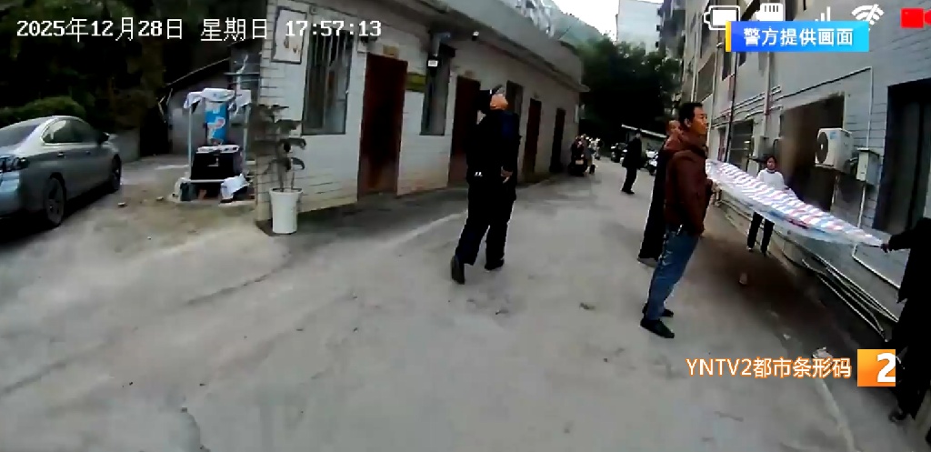 女童独自在家翻窗踏空悬挂五楼,命悬一线之际他们来了 女童独自在家翻窗踏空悬挂五楼,命悬一线之际他们来了