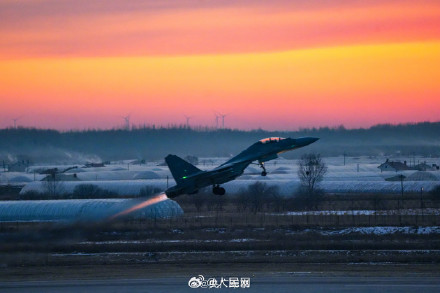 战机与霞光邂逅浪漫时刻