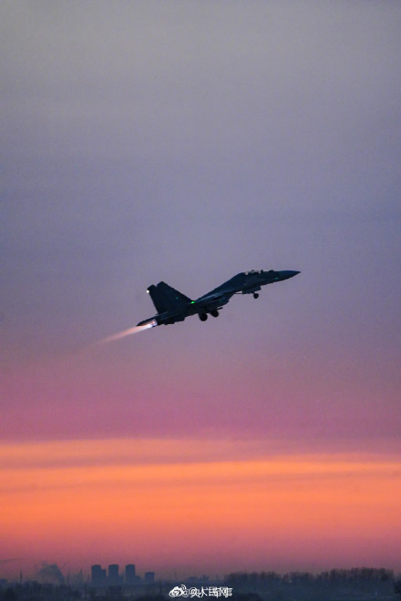 战机与霞光邂逅浪漫时刻