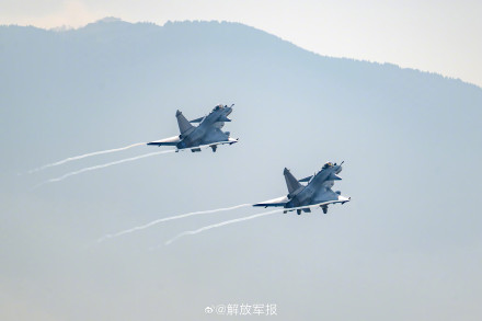 看现场！直击空军战机飞行训练