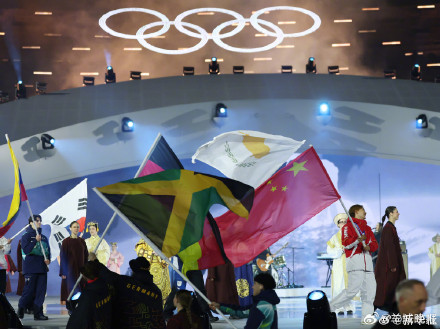 2026米兰冬奥会闭幕式,苏翊鸣手持五星红旗入场 2026米兰冬奥会闭幕式,苏翊鸣手持五星红旗入场