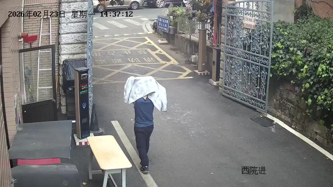 衣服套头=隐身？8小时追回被盗财物