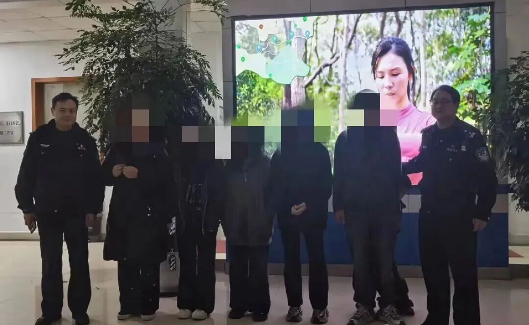 4名少女网上结伴开“旅游盲盒”，抽中出境游机票，在路上被民警紧急劝返
