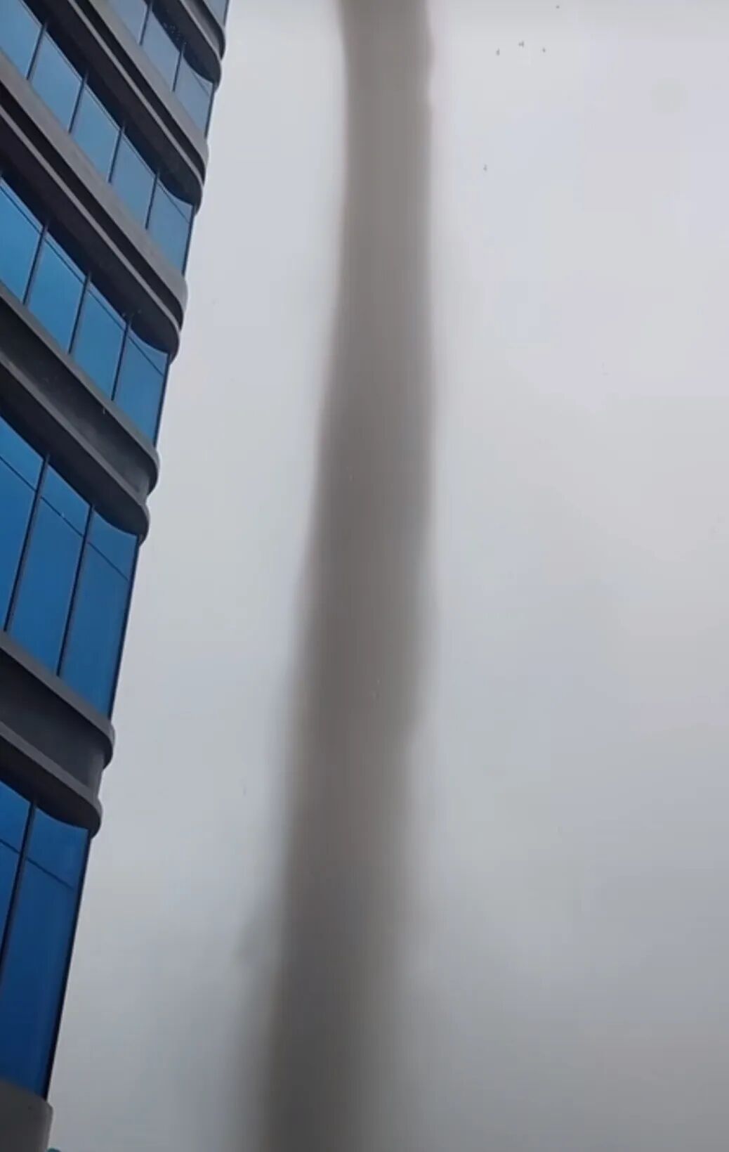 顺德一公司开工仪式突现“龙吸水”？当地气象局回应：系尘卷风