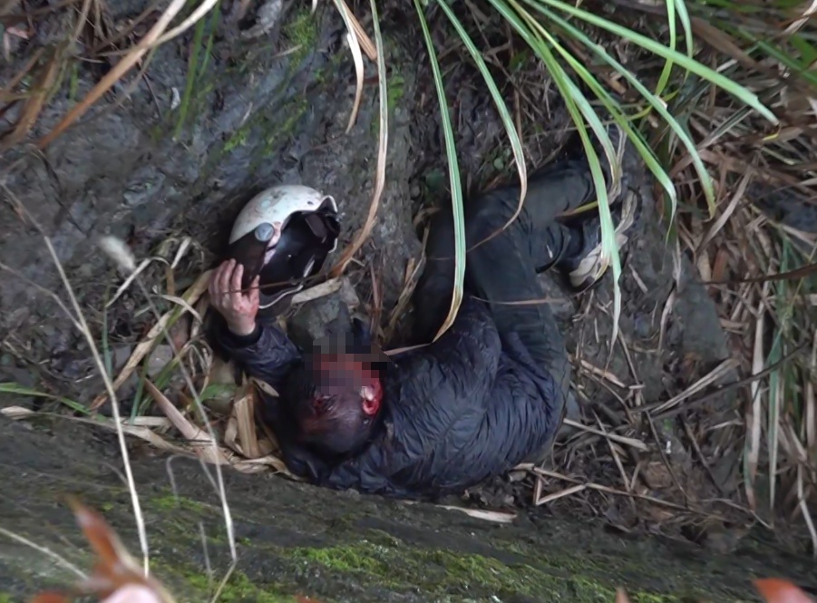 夜归路上身后突然冲出一物，下一秒，她躺在2米深渠里动弹不得......