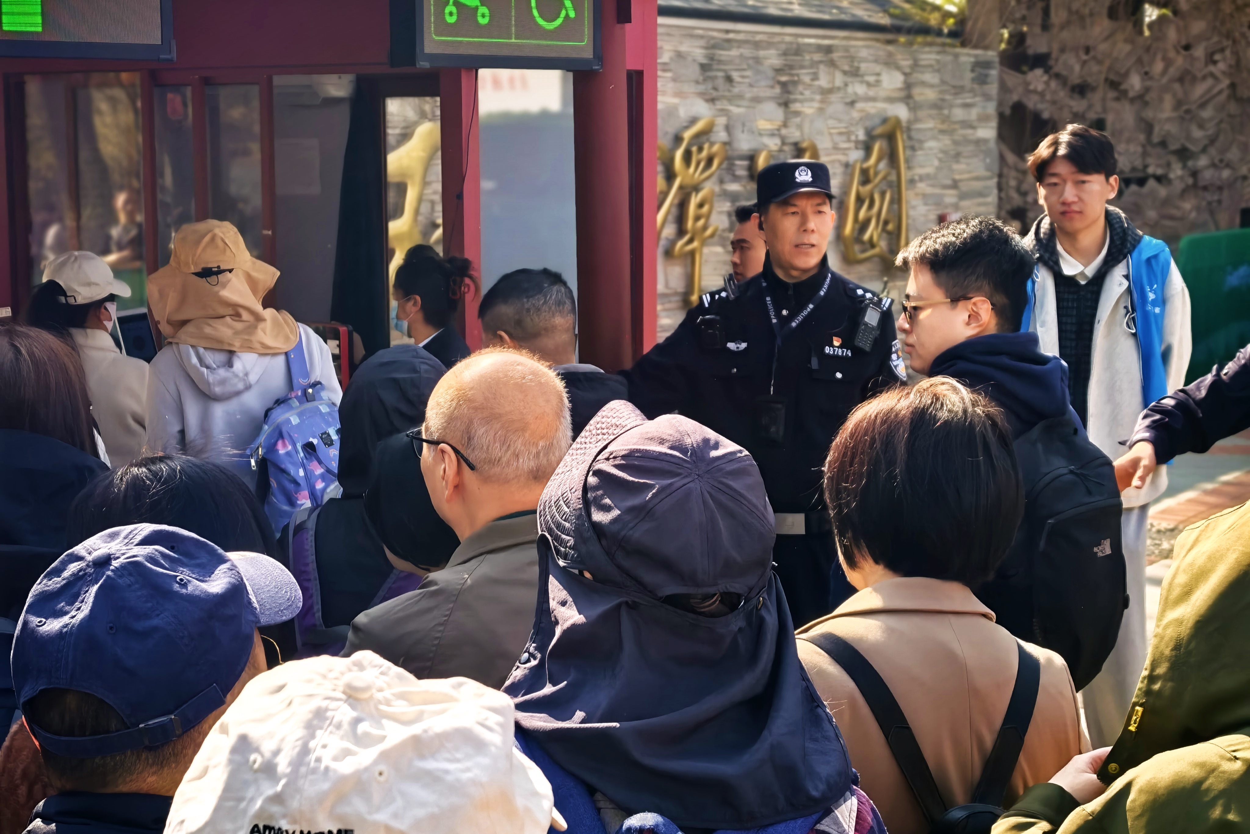 春和景明赏樱时 北京警方多措并举护航“赏花路”