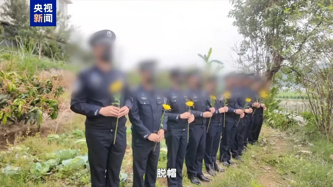 这群扫墓的人，全部被打马赛克