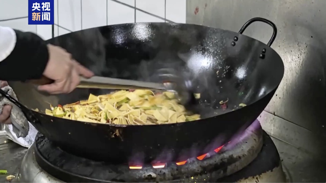 这家盒饭店每天闭餐后，都排起长队！网友：就该你发财