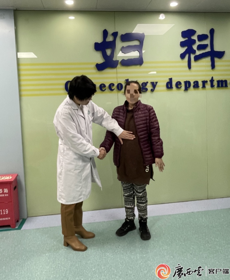 失忆流浪25年，女子腹中藏45公斤肿瘤！手术前她写下遗嘱：不要为难医生