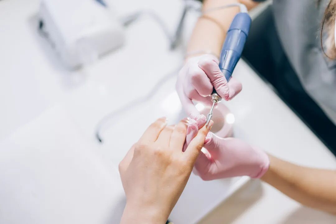 女子美甲后长出霉菌变“绿指甲”！这些健康隐患要警惕