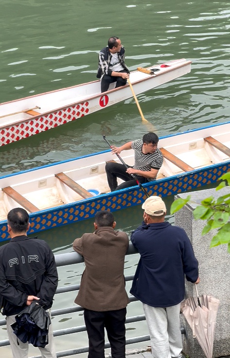 数百名群众冒雨围观！麻阳一地龙舟选拔赛雨中开赛，河岸人头攒动现场氛围火热