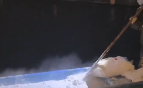 “西湖将撒一周漂白粉”冲上热搜第一，咋回事？