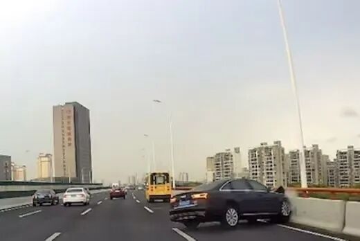 事发上海中环！行车记录仪曝光：黑车为避让白车，向右打方向后摇摆失控，撞上高架护墙