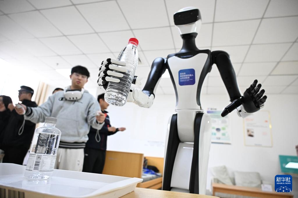 山东青岛:场景训练赋能康养机器人走进现实生活 山东青岛:场景训练赋能康养机器人走进现实生活