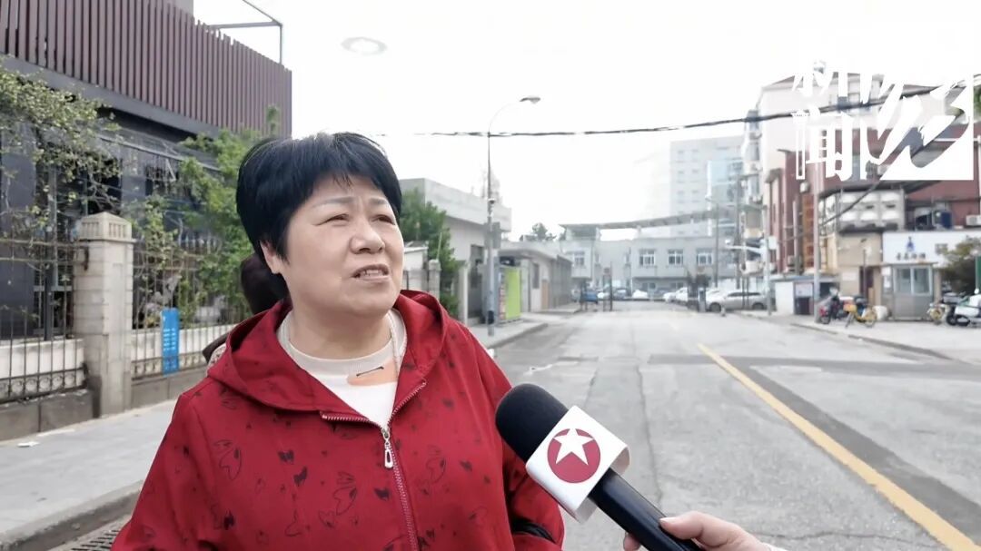 上海这条马路半空挂着啥?经过的人都得看两眼!原因绝对想不到… 上海这条马路半空挂着啥?经过的人都得看两眼!原因绝对想不到…