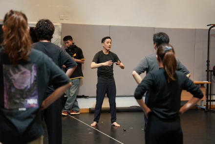 16年后北京人艺再赴香江 冯远征工作坊上光脚示范