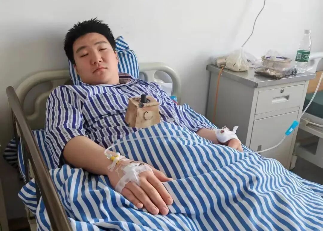 10秒！辅警赵闻博挺身挡刀，手指骨折仍不后退……