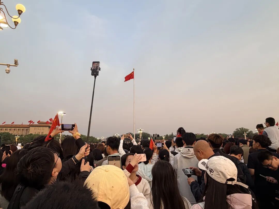 今天，第一视角看天安门升国旗——