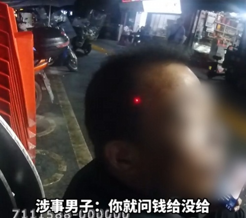缘~妙不可言！男子穿睡衣盗窃，又穿睡衣“吃瓜”，被民警当场认出