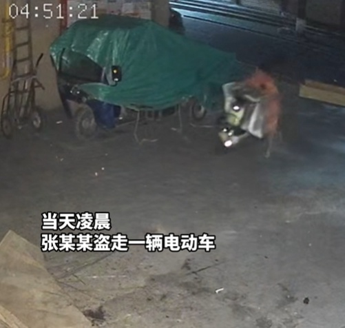 缘~妙不可言！男子穿睡衣盗窃，又穿睡衣“吃瓜”，被民警当场认出