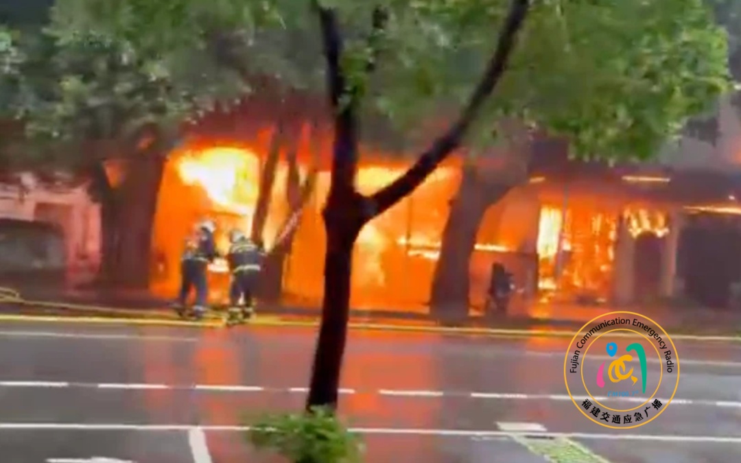 福州台江区一处建筑发生火灾，明火已被扑灭