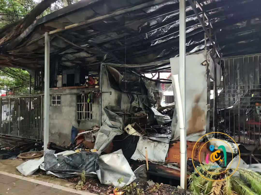 福州台江区一处建筑发生火灾，明火已被扑灭