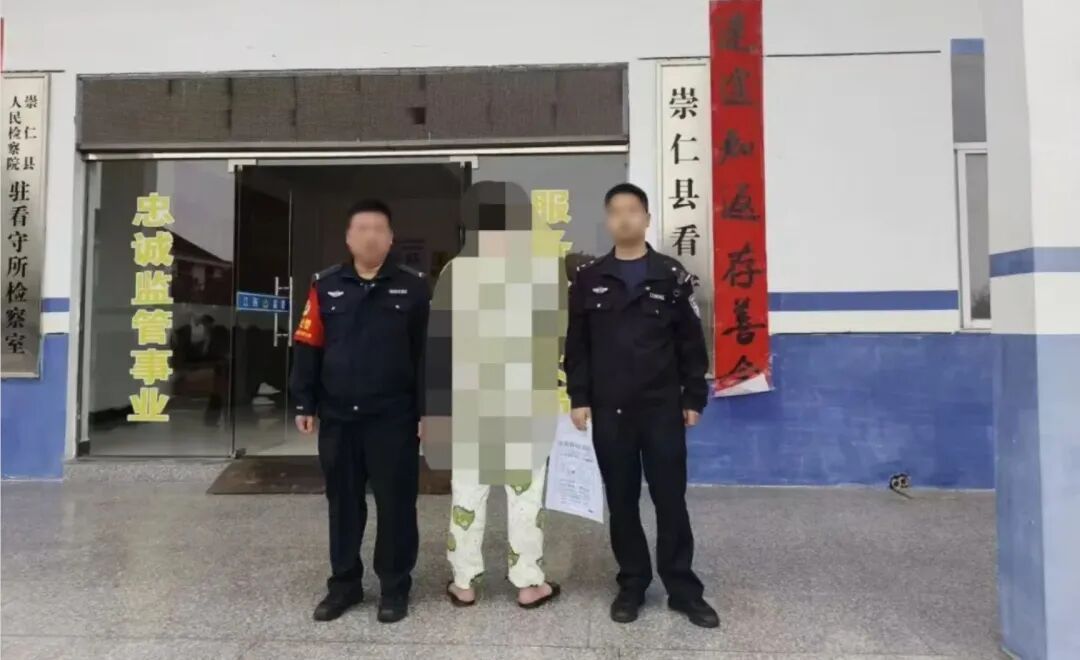 河边一男子步态诡异，几名学生果断报警！江西警方：确定为吸毒人员，已被拘留