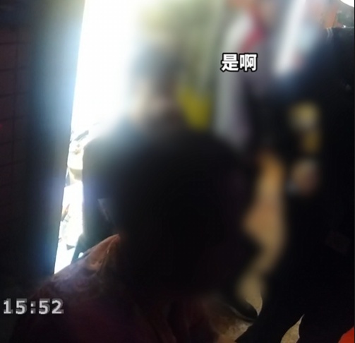 缘~妙不可言！男子穿睡衣盗窃，又穿睡衣“吃瓜”，被民警当场认出