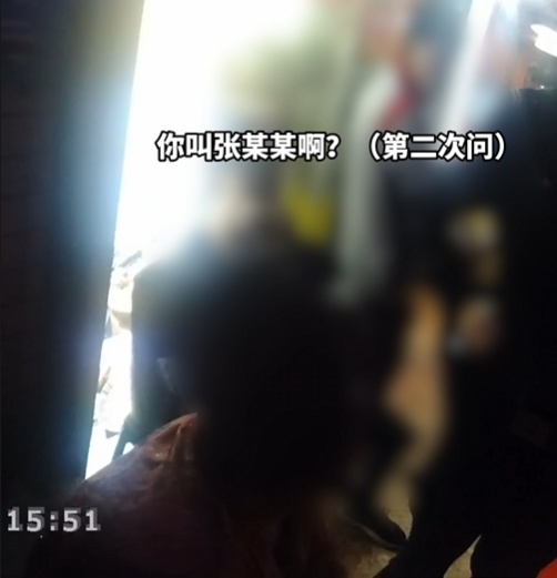 缘~妙不可言！男子穿睡衣盗窃，又穿睡衣“吃瓜”，被民警当场认出