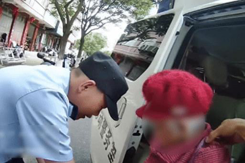 “坐警车多少钱？”“阿婆，不要钱，我们送你回家！”