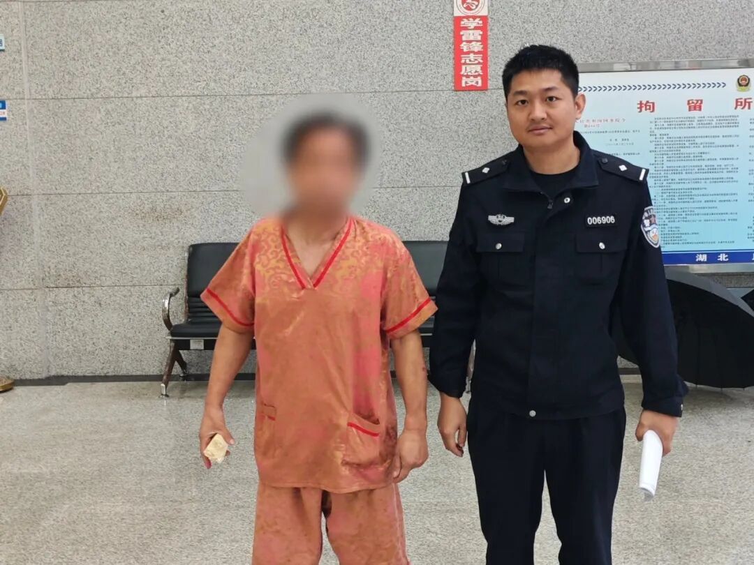 缘~妙不可言！男子穿睡衣盗窃，又穿睡衣“吃瓜”，被民警当场认出